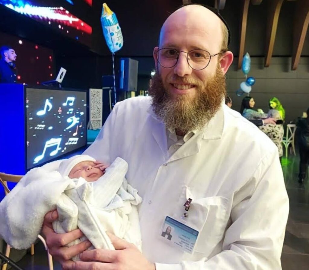 תמונה של דוד מוהל מוסמך מחריש