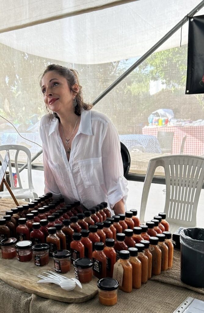 תמונה של בעלת העסק חריף אש בחריש