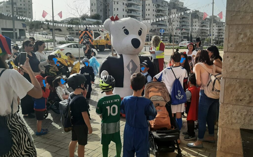 תמונה מהעדלאידע בפורים בשדרות דרך ארץ בחריש עם ילדים ובובות ענק