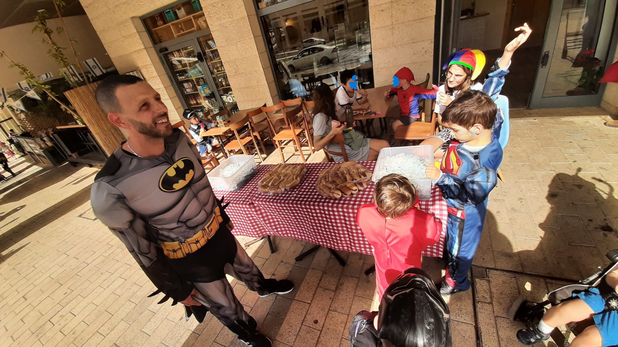 ילדים נהנים וגלים חנויות חדשות בפורים בדרך ארץ בחריש